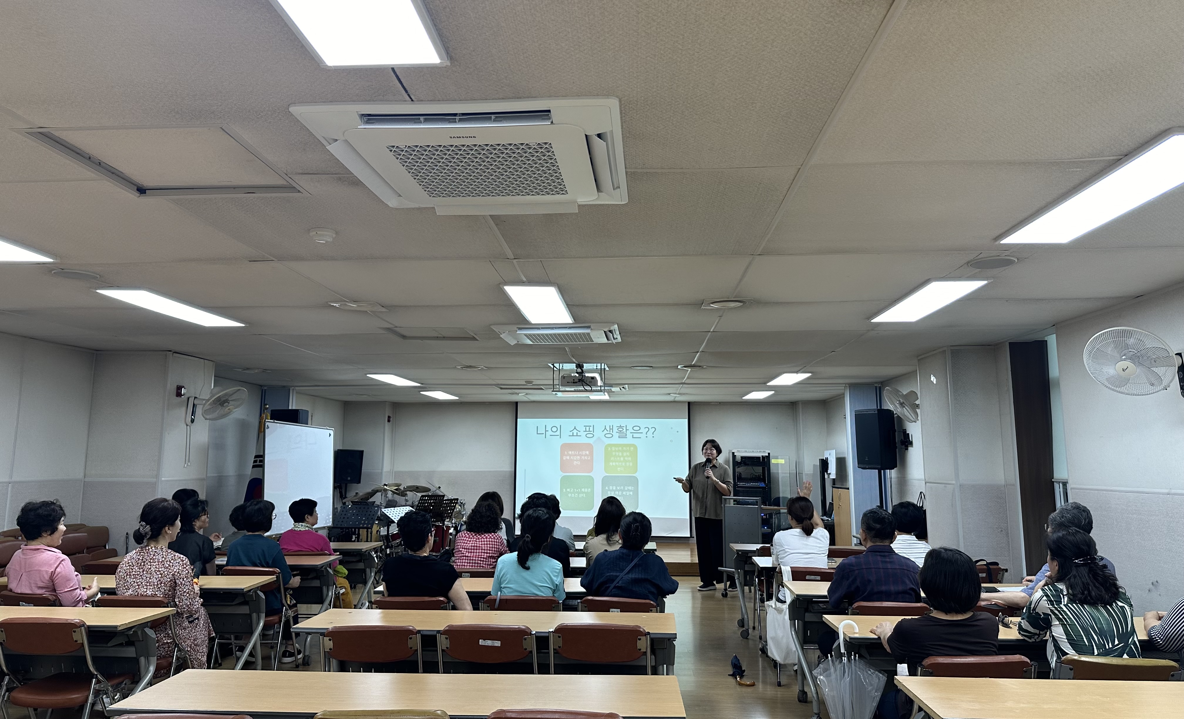 연수구 송도1동은 지난 5일 3층 다목적실에서 송도1동 통장 40여 명을 대상으로 자원순환 인식 확립과 분리배출 문화정착 등 일상 속 친환경 생활실천을 위한 찾아가는 자원순환교실을 실시했다